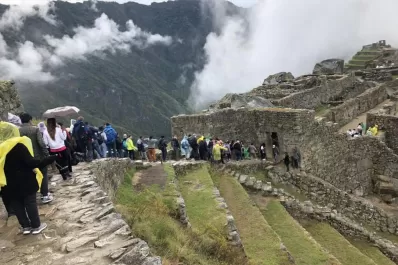 Machu Picchu: tres argentinos detenidos por colarse y dañar patrimonio cultural