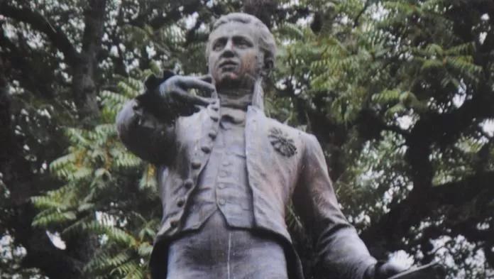 BERNARDO DE MONTEAGUDO. Estatua del célebre tucumano, erigida en la plaza principal de Sucre. 