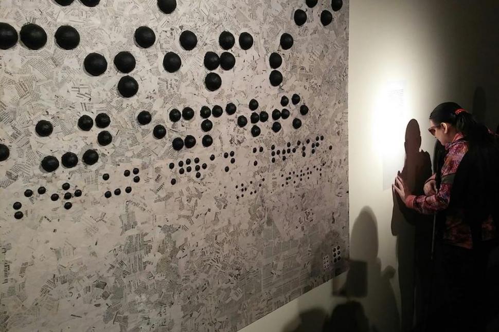 INCLUSIVO. “Visibilizar lo invisible” tiene en exposición una obra en braille. 