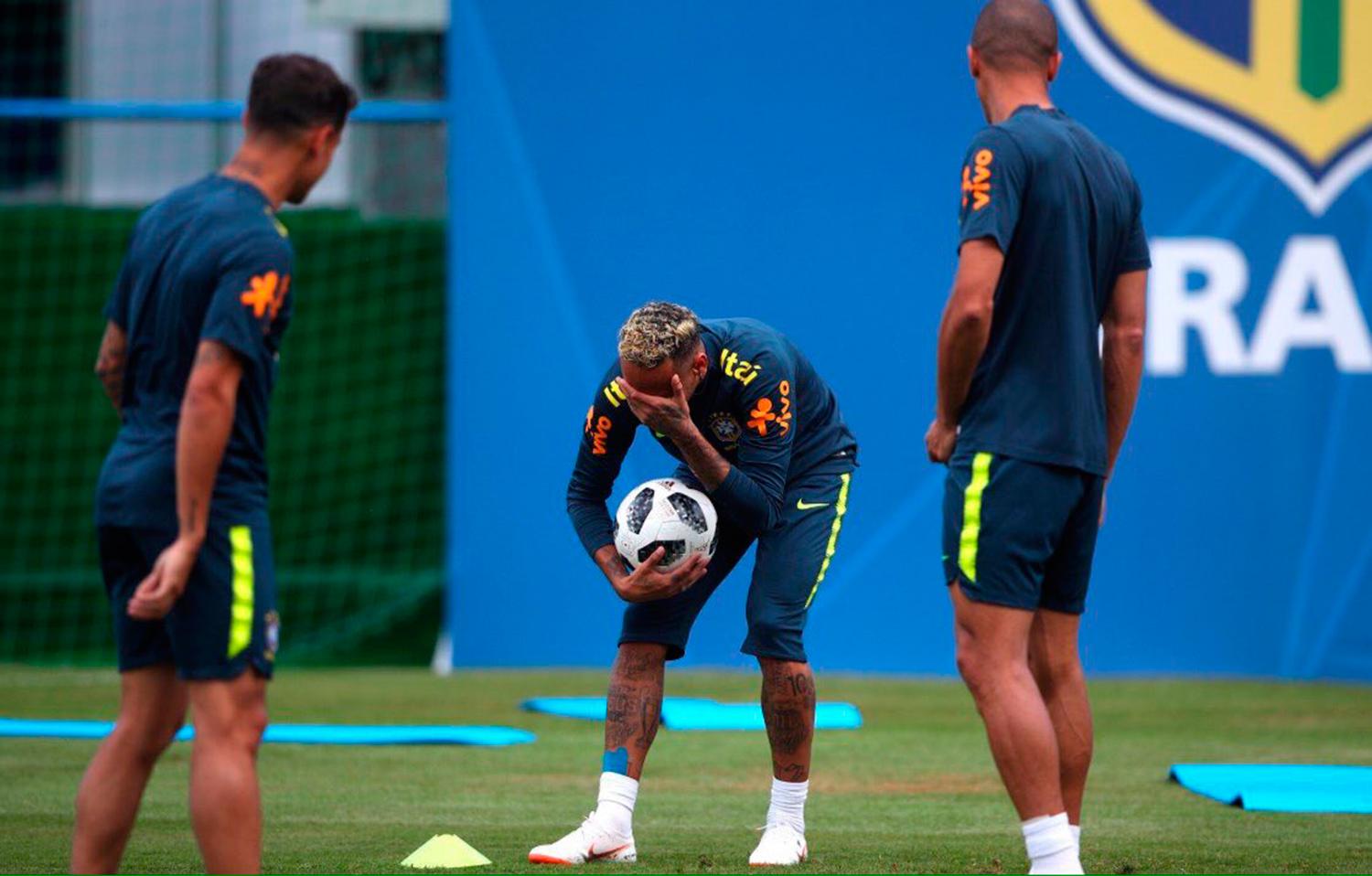 DOLOR. Neymar sintió la lesión en su tobillo derecho. (FOTO TOMADA DE TWITTER)