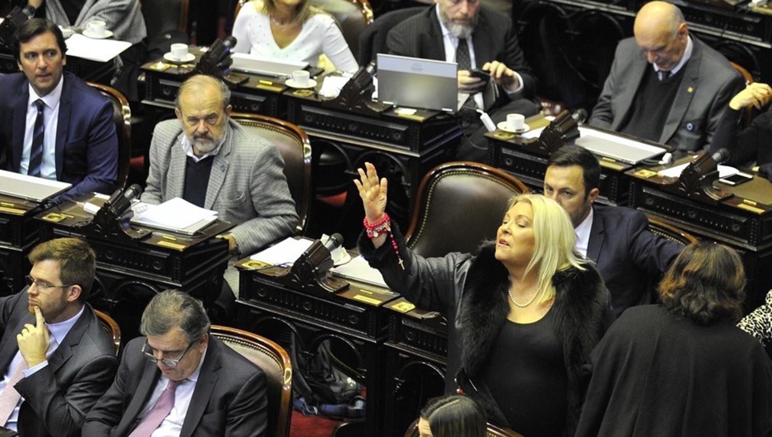 Elisa Carrió expresó su malestar en la Cámara de Diputados tras la media sanción a la ley que despenaliza el aborto. FOTO TOMADA DE CLARIN.COM
