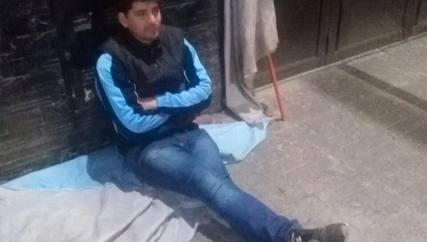 El presidente de un club duerme en la calle por un reclamo a la Liga Tucumana