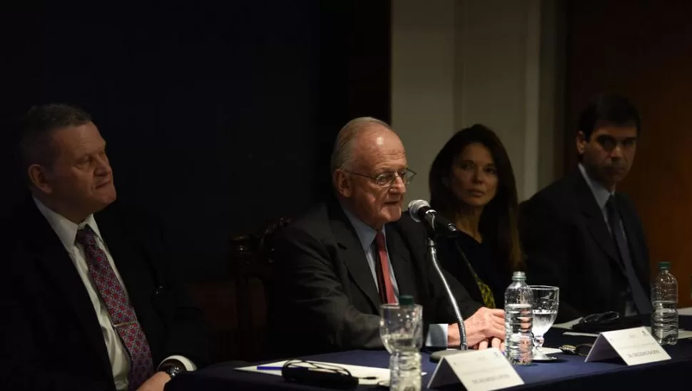 JURISTA EN ACCIÓN. Badeni y Sbdar en la mesa panel de ayer en Tucumán. la gaceta / foto de diego aráoz
