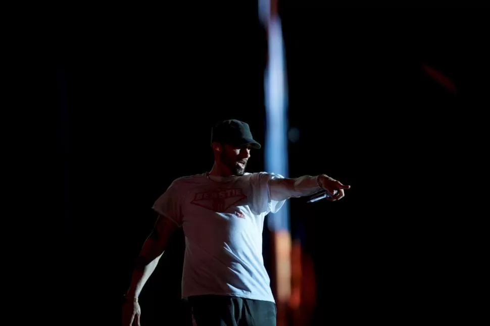 EN FUNCIÓN. Eminem hizo estallar pirotecnia que parecían disparos. Reuters.