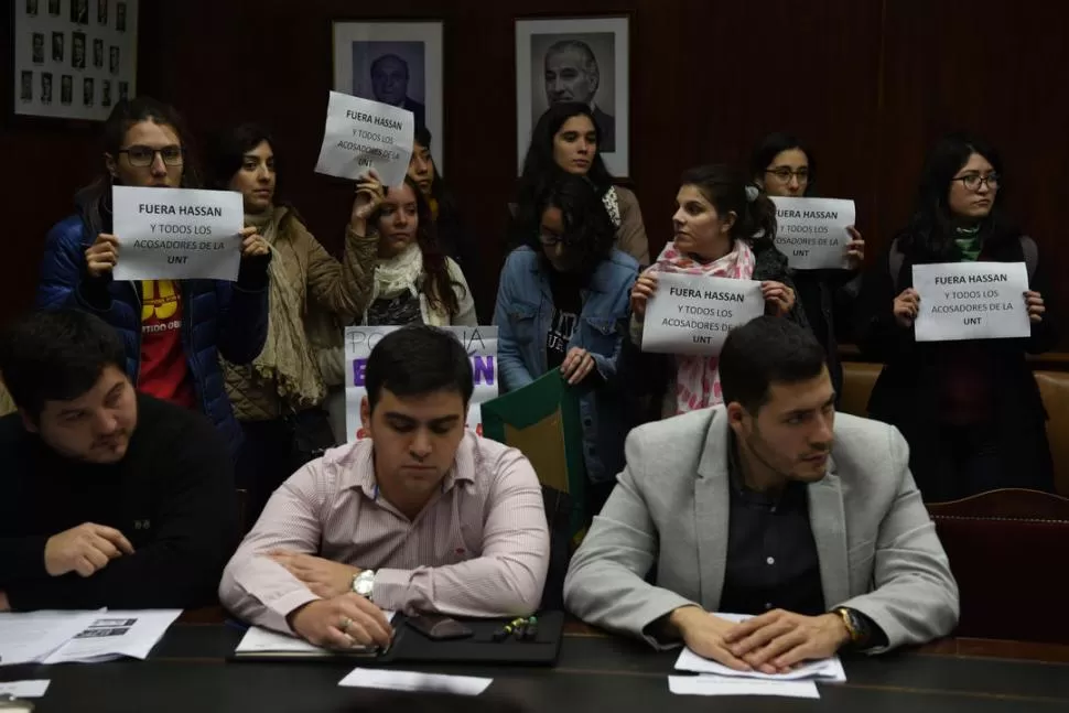 RECLAMO. La última reunión del Consejo Superior tuvo protesta estudiantil. LA GACETA / FOTO DE DIEGO ARÁOZ.-