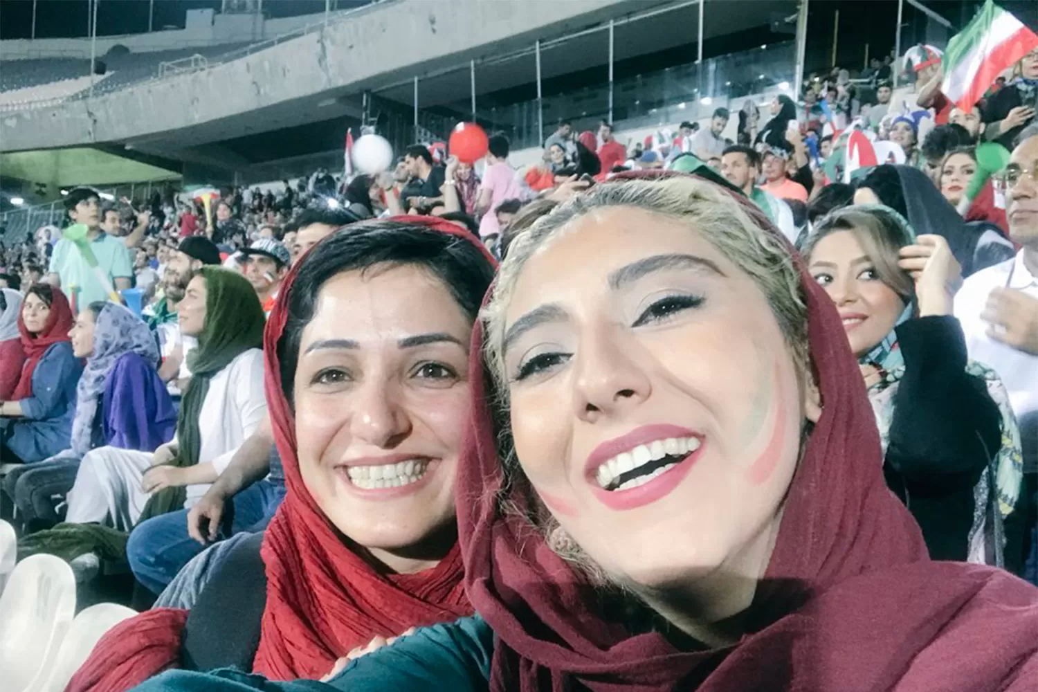 POR PRIMERA VEZ. Las mujeres de Irán pudieron ingresar a un estadio de de fútbol para ver el partido de su selección por pantalla gigante. (FOTO TOMADA DE TWITTER)