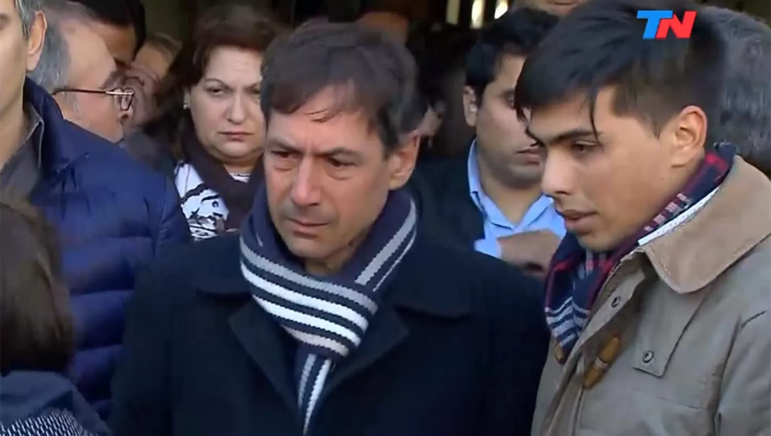Luis Naidenoff, durante la ceremonia de entierro de sus familiares. CAPTURA DE VIDEO