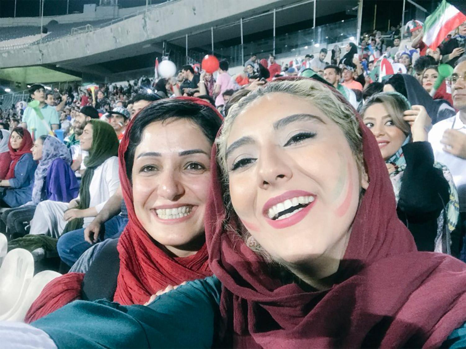 POR PRIMERA VEZ. Las mujeres de Irán pudieron ingresar a un estadio de de fútbol para ver el partido de su selección por pantalla gigante. (FOTO TOMADA DE TWITTER)