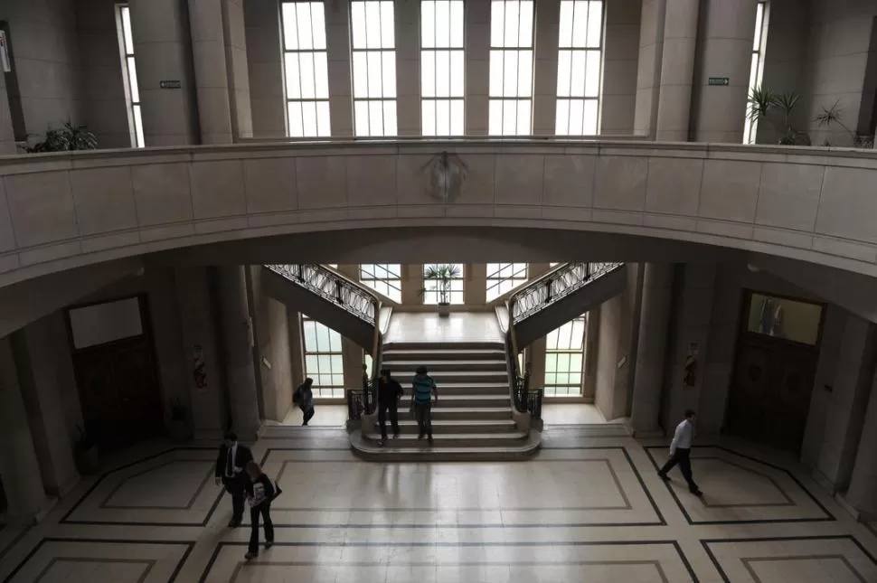 ESCENA EN EL PALACIO DE JUSTICIA. En la foto, los pasillos y escalinatas que llevan hacia los despachos de la Corte. la gaceta /  foto de franco vera
