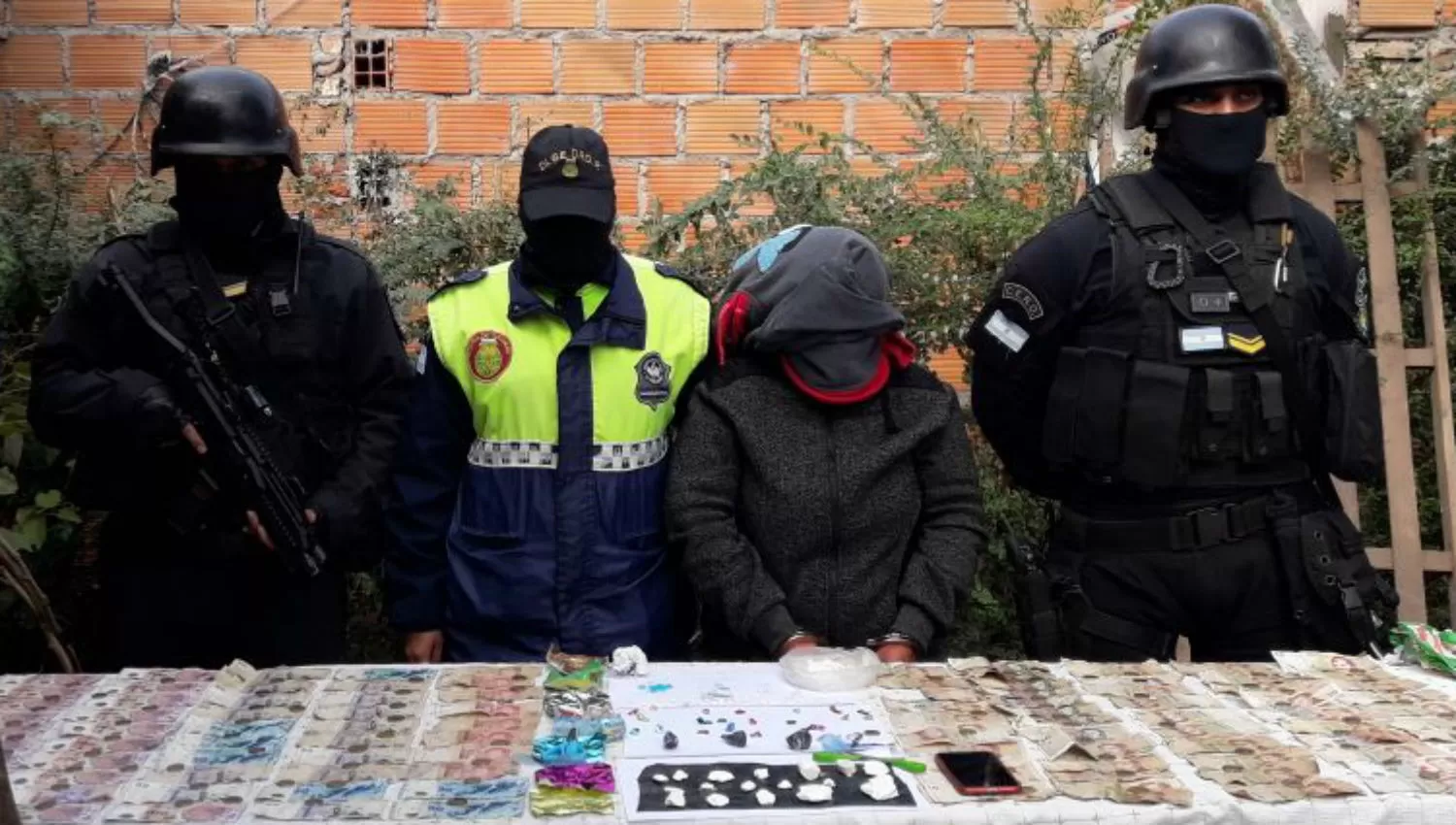 DETENIDA. Le secuestaron varias dosis de cocaína y marihuana. FOTO/POLICÍA DE TUCUMÁN