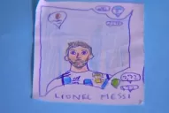 Un niño dibujó sus propias figuritas para completar el álbum porque su familia no le pudo dar dinero