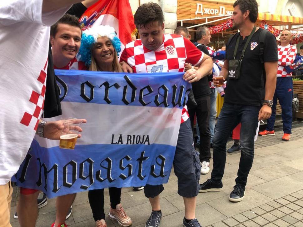 CONFRATERNIDAD. Una argentina y dos croatas disfrutan la previa del encuentro en las calles de Nizhni Nóvgorod. la gaceta / fotos de leo noli (enviado especial)