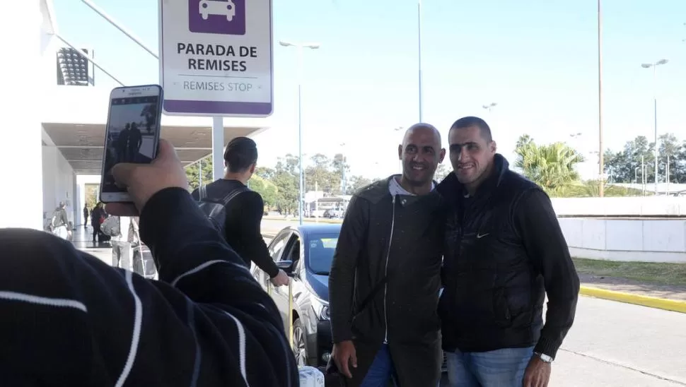 FANÁTICOS A PRIMERA VISTA. Un hincha de Atlético se fotografió con Mercier a la salida del aeropuerto.  