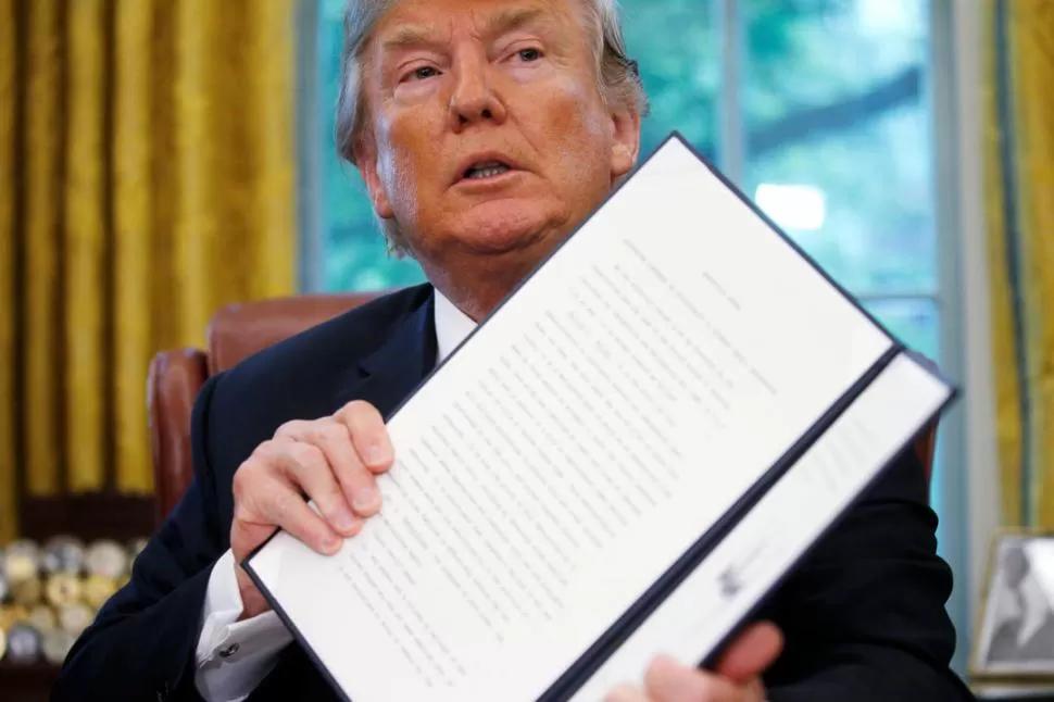 NUEVA ORDEN. Trump anunció que firmará un decreto para mantener en el mismo lugar de detención a niños y padres, luego de la ola global de críticas.  Reuters