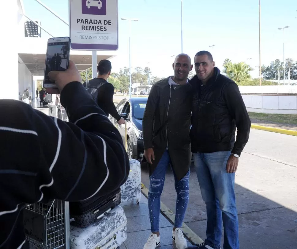 FANÁTICOS A PRIMERA VISTA. Un hincha de Atlético se fotografió con Mercier a la salida del aeropuerto.  