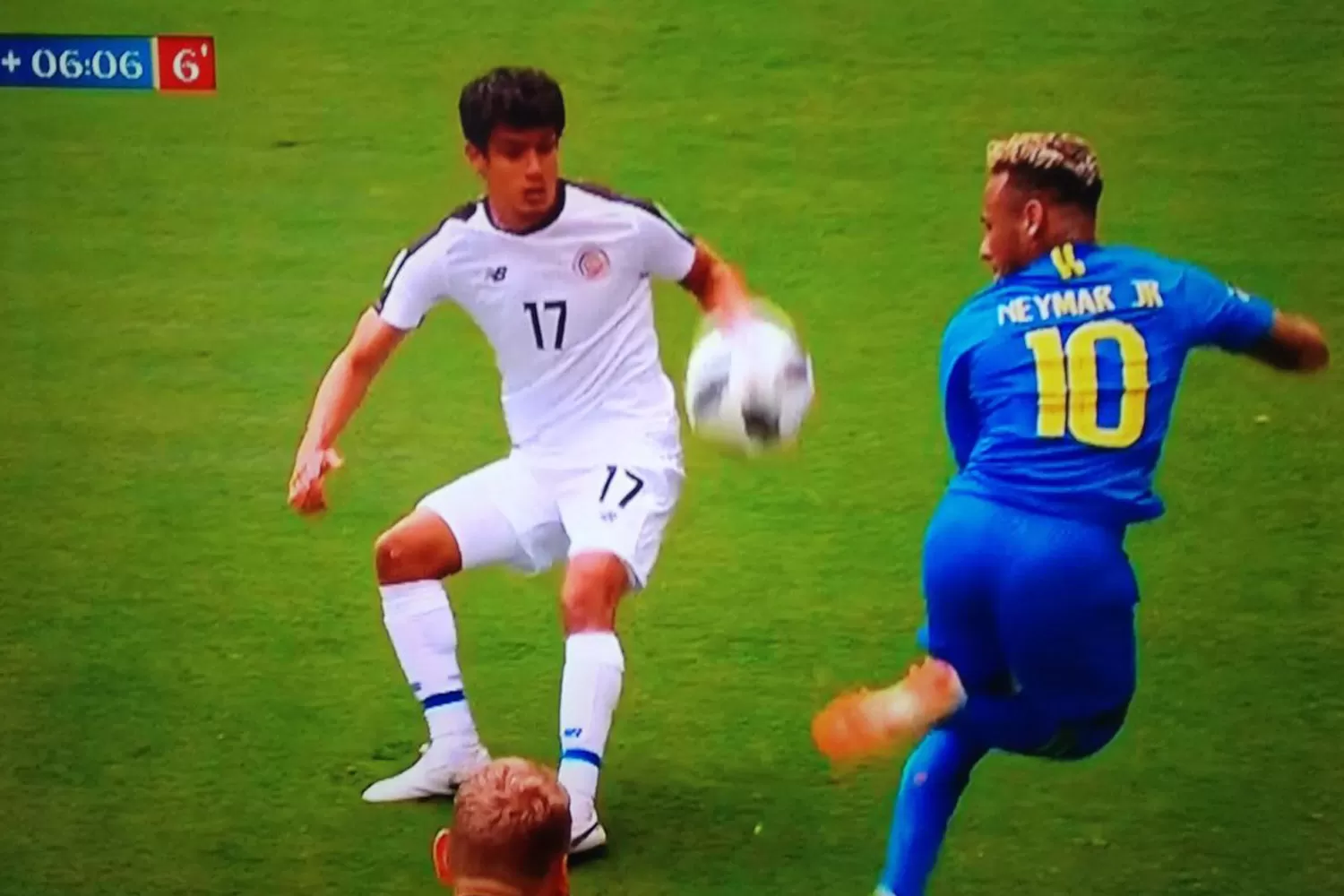 BICICLETA. Neymar utilizó el recurso para superar a su rival. (CAPTURA DE VIDEO)