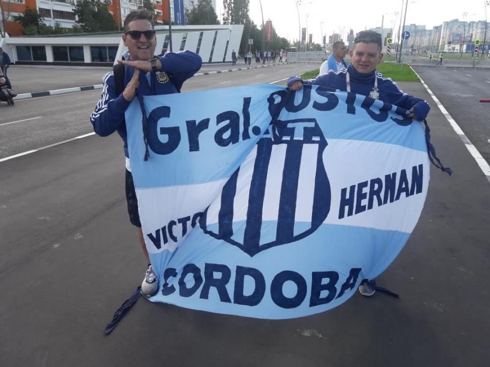 CORDOBESES. Víctor y Hernán, con la bandera de la “T”.
