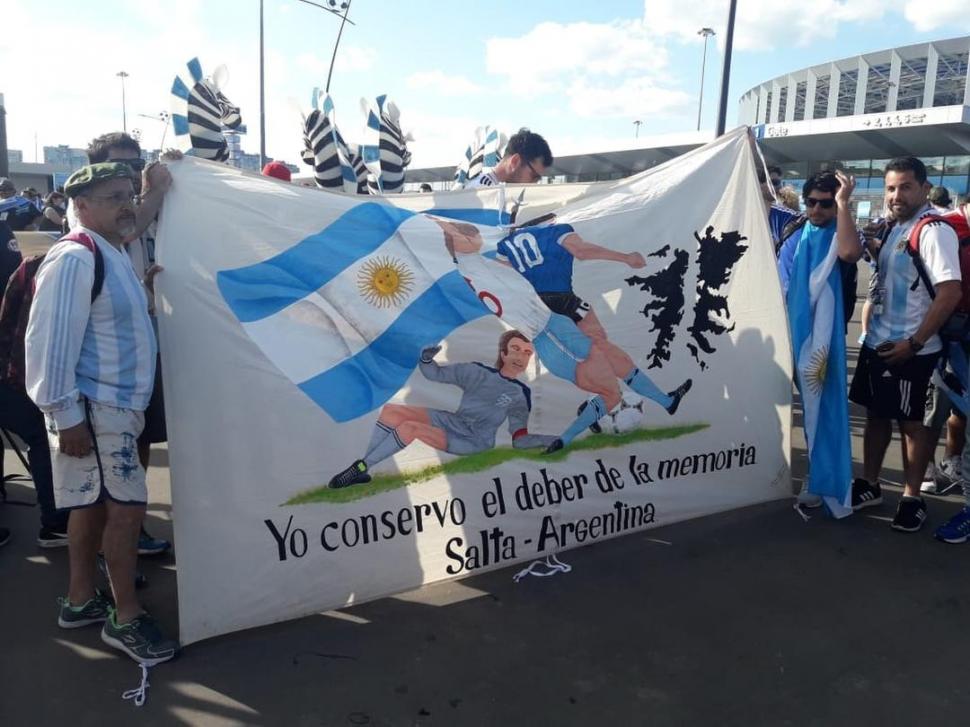 SALTEÑOS. La bandera del gol de Diego a los ingleses.