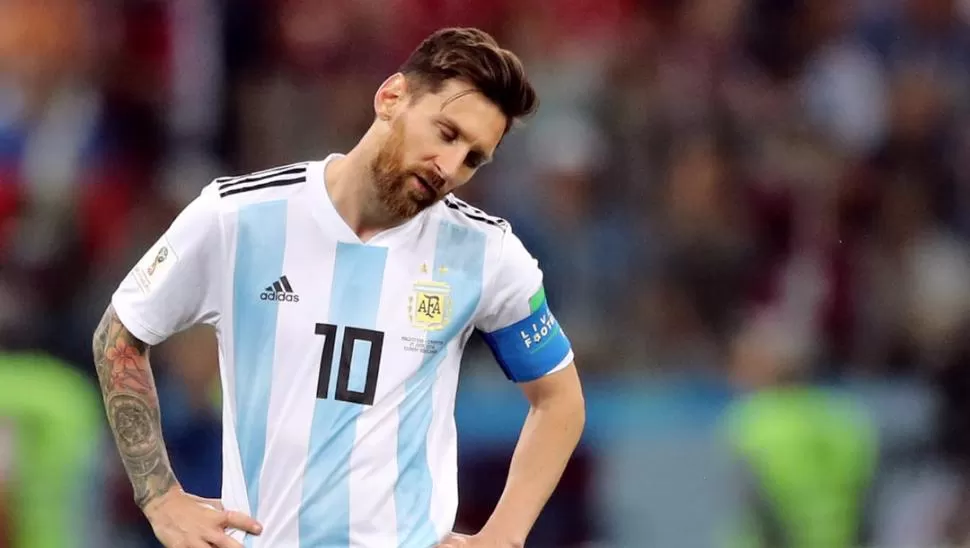 DESCONSOLADO. El peso de la ilusión de millones de argentinos recae sobre los hombros del capitán. Messi no puede solo. reuters