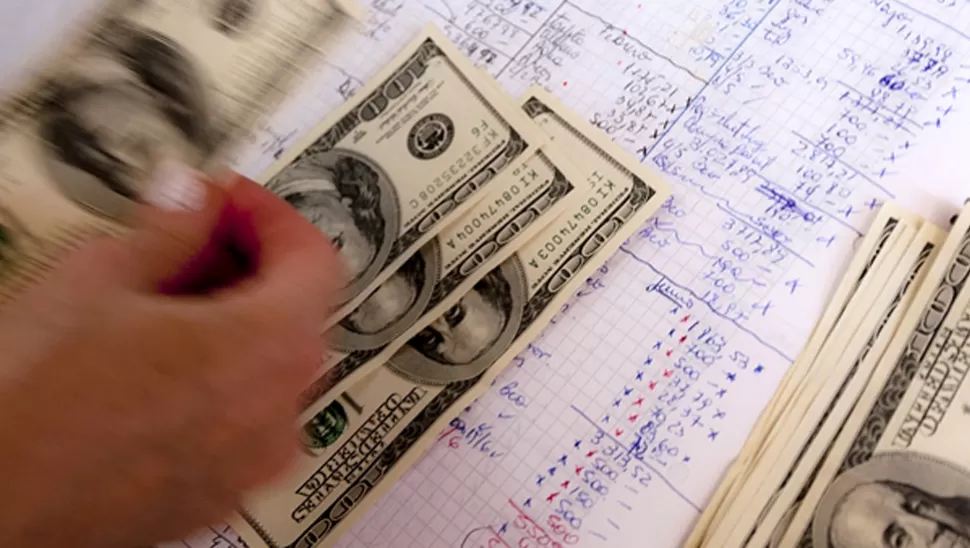 El dólar bajó 43 centavos y cerró debajo de los $ 28 por primera vez en nueve días