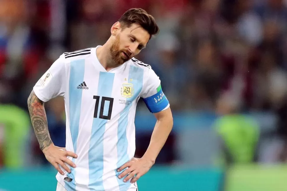 DESCONSOLADO. El peso de la ilusión de millones de argentinos recae sobre los hombros del capitán. Messi no puede solo. reuters