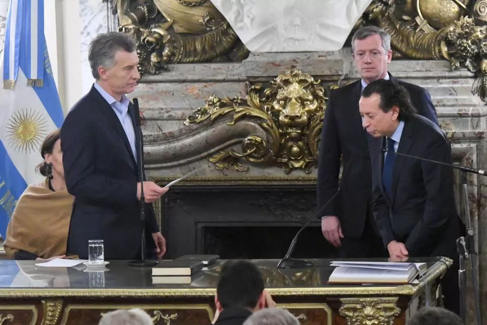 NUEVO FUNCIONARIO. Mauricio Macri le tomó juramento al flamante ministro de la Producción, Dante Sica, que reemplaza a Francisco Cabrera.  