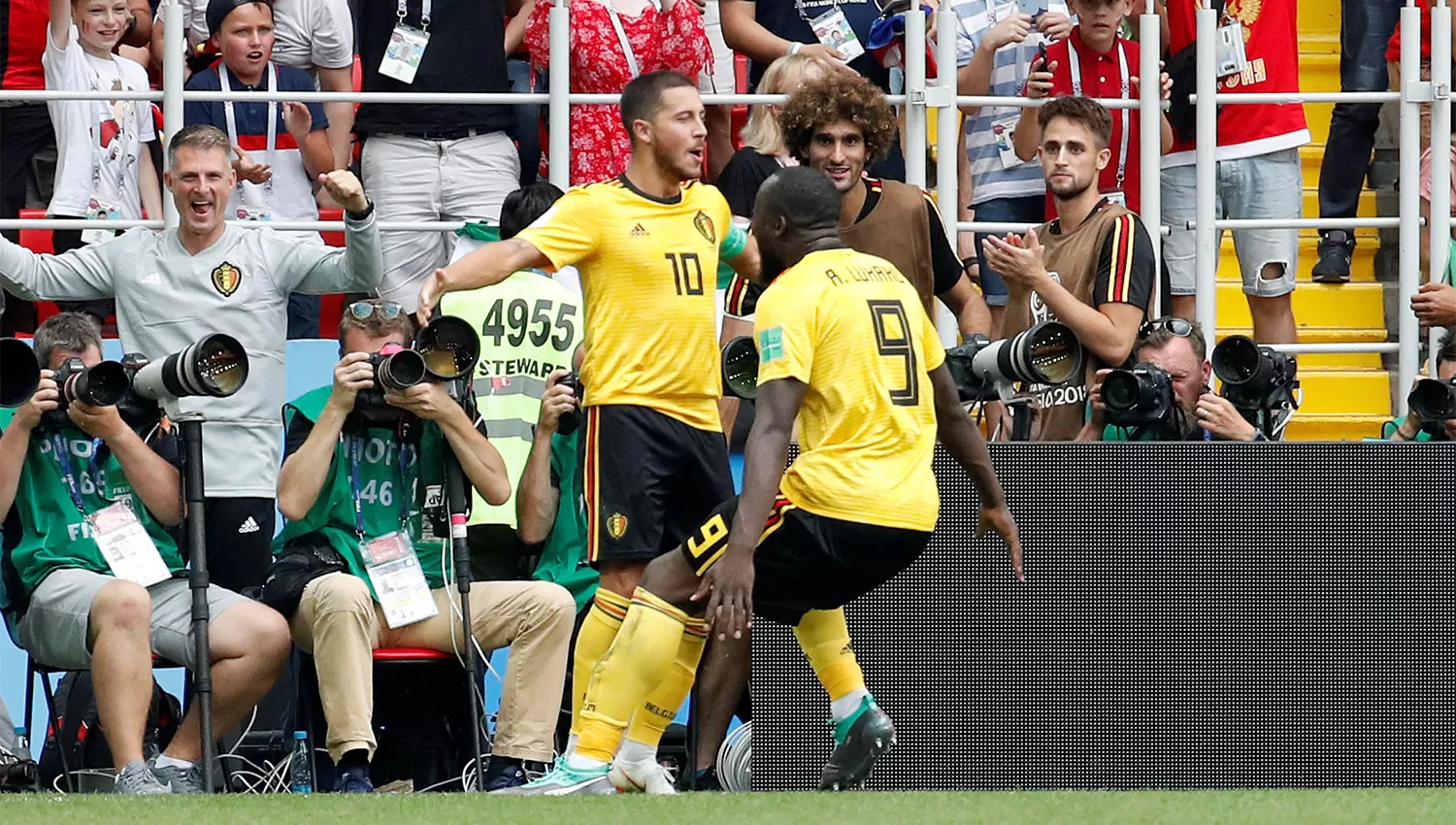 LETALES. Lukaku (de espaldas) y Hazard anotaron cuatro de los cinco goles de Bélgica. REUTERS