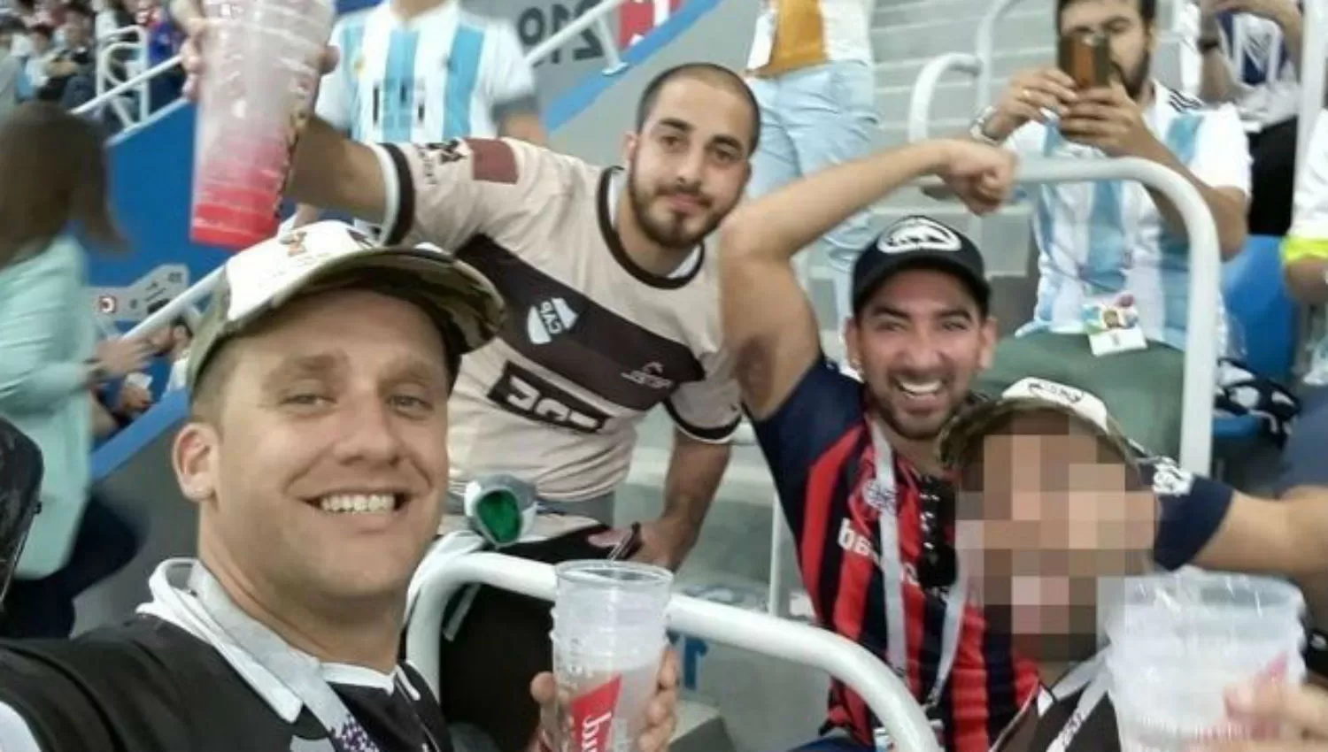 SIN MUNDIAL. Los cuatro hinchas argentinos que fueron identificados en la golpiza al hincha croata