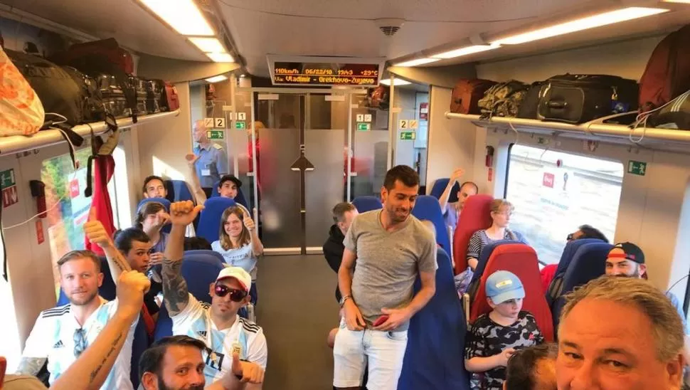 NERVIOS QUE DIERON PASO A LA ILUSIÓN. Los argentinos que viajaron de Nizhni Nóvgorod sufrieron con el duelo entre Nigeria e Islandia y celebraron que la Selección ahora depende de sí misma para avanzar.