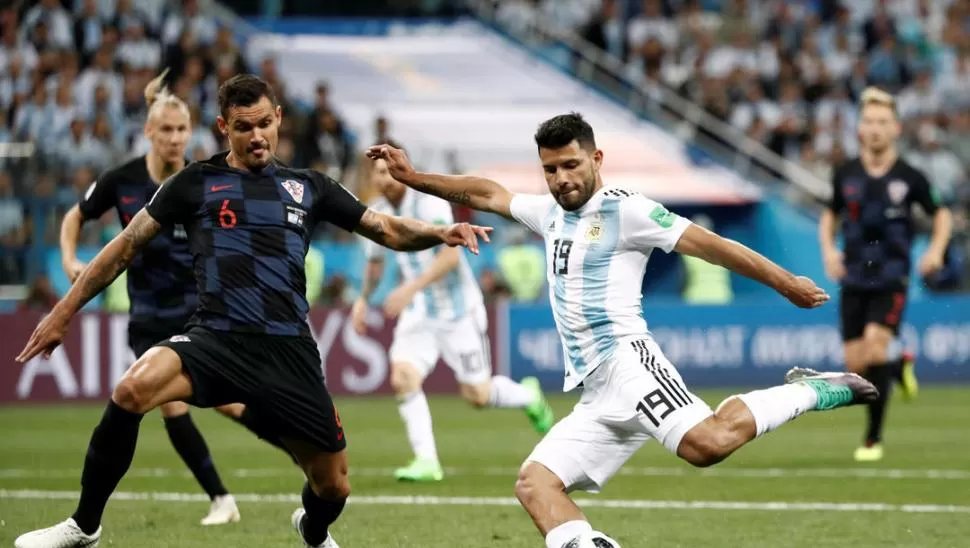 --DISTANCIA. Agüero, autor del único gol argentino en el Mundial, desnudó la mala relación con el DT. Reuters 