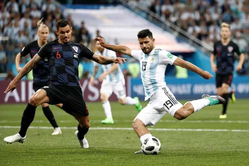 --DISTANCIA. Agüero, autor del único gol argentino en el Mundial, desnudó la mala relación con el DT. Reuters 