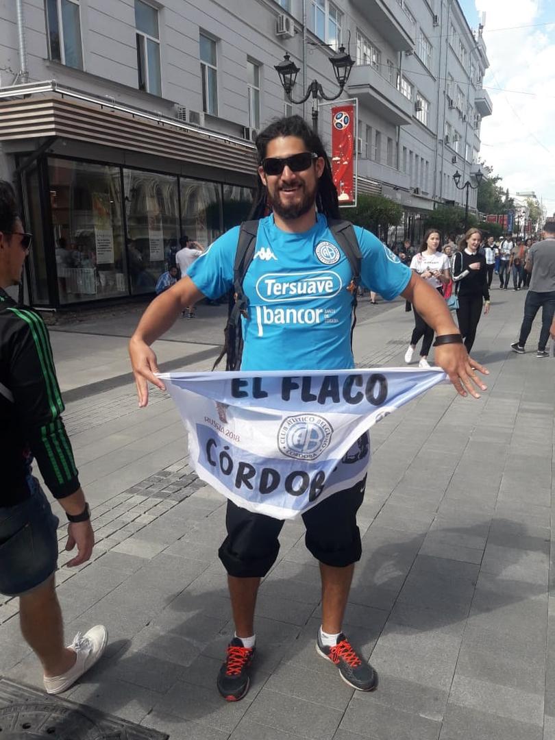 “PIRATA” CORDOBÉS.  Emiliano Lasso muestra orgulloso la camiseta y la bandera de Belgrano.