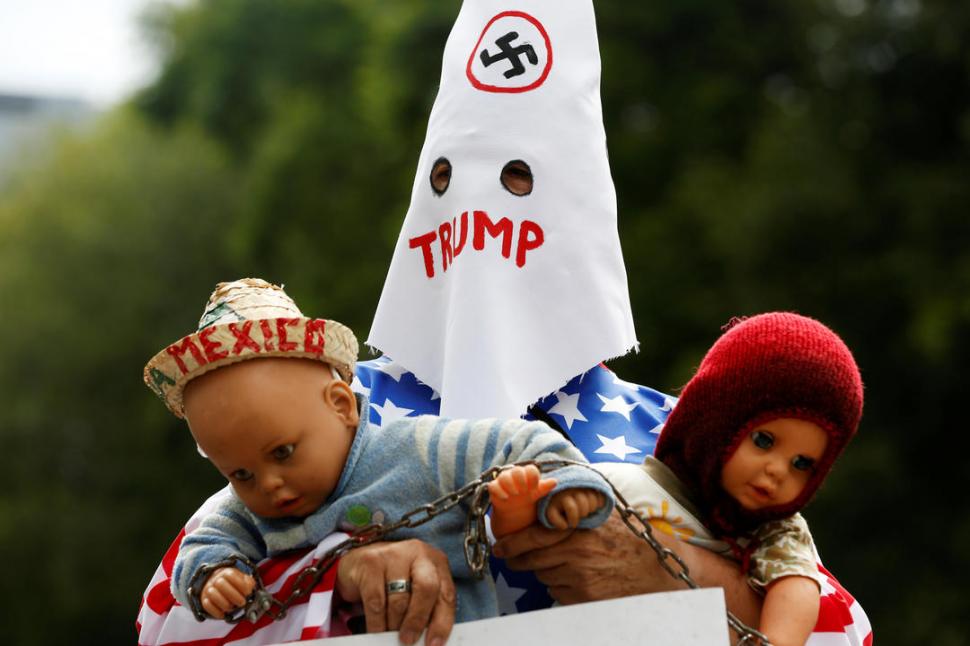DURA ALEGORÍA. Con atuendo del racista Ku Klux Klan, un activista protesta contra las políticas migratorias de EEUU. reuters
