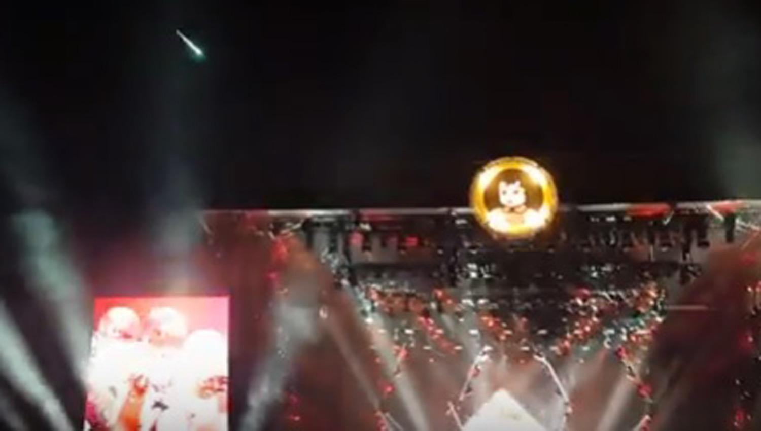 SORPRESA EN EL CIERLO. El meteorito pasa por arriba del escenario de los Foo Fighters. (CAPTURA DE  VIDEO)