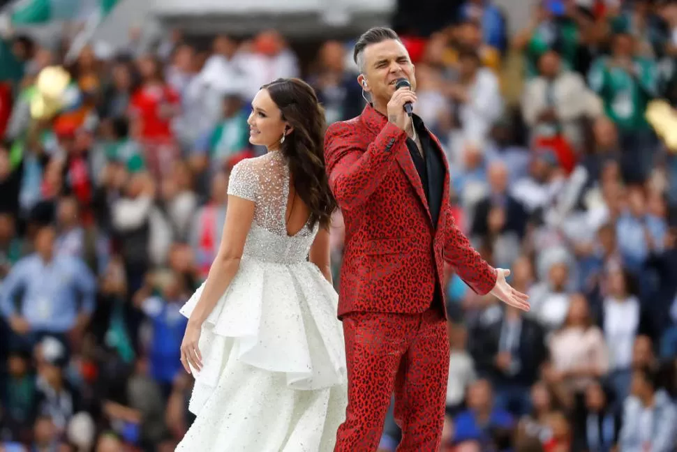 EL ESTRENO. Robbie Williams y Aida Garifulina cantaron en la apertura del torneo. Reuters