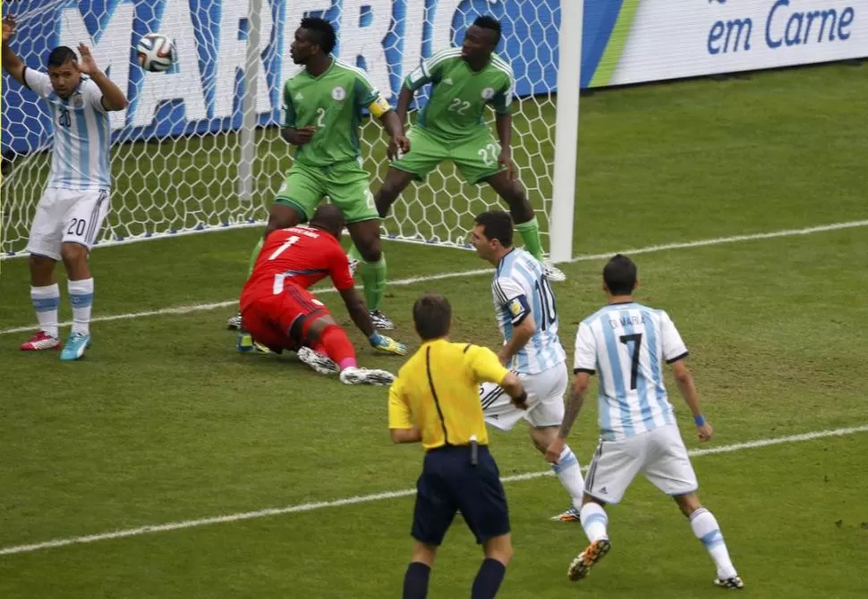 HACE CUATRO AÑOS. Argentina venció 3-2 a Nigeria por fase de grupos en 2014; Messi y Musa hicieron dos goles cada uno. reuters ( archivo)