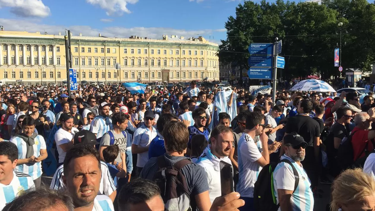 UNA MULTITUD. Los argentinos mostraron su apoyo a la Selección Nacional en San Petersburgo. (FOTO TOMADA DE TWITTER)