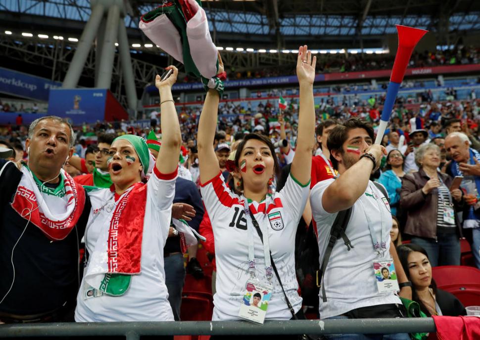 ALIENTO. Las mujeres iraníes pudieron entrar a un estadio a alentar a su equipo, por primera vez desde 1980. REUTERS