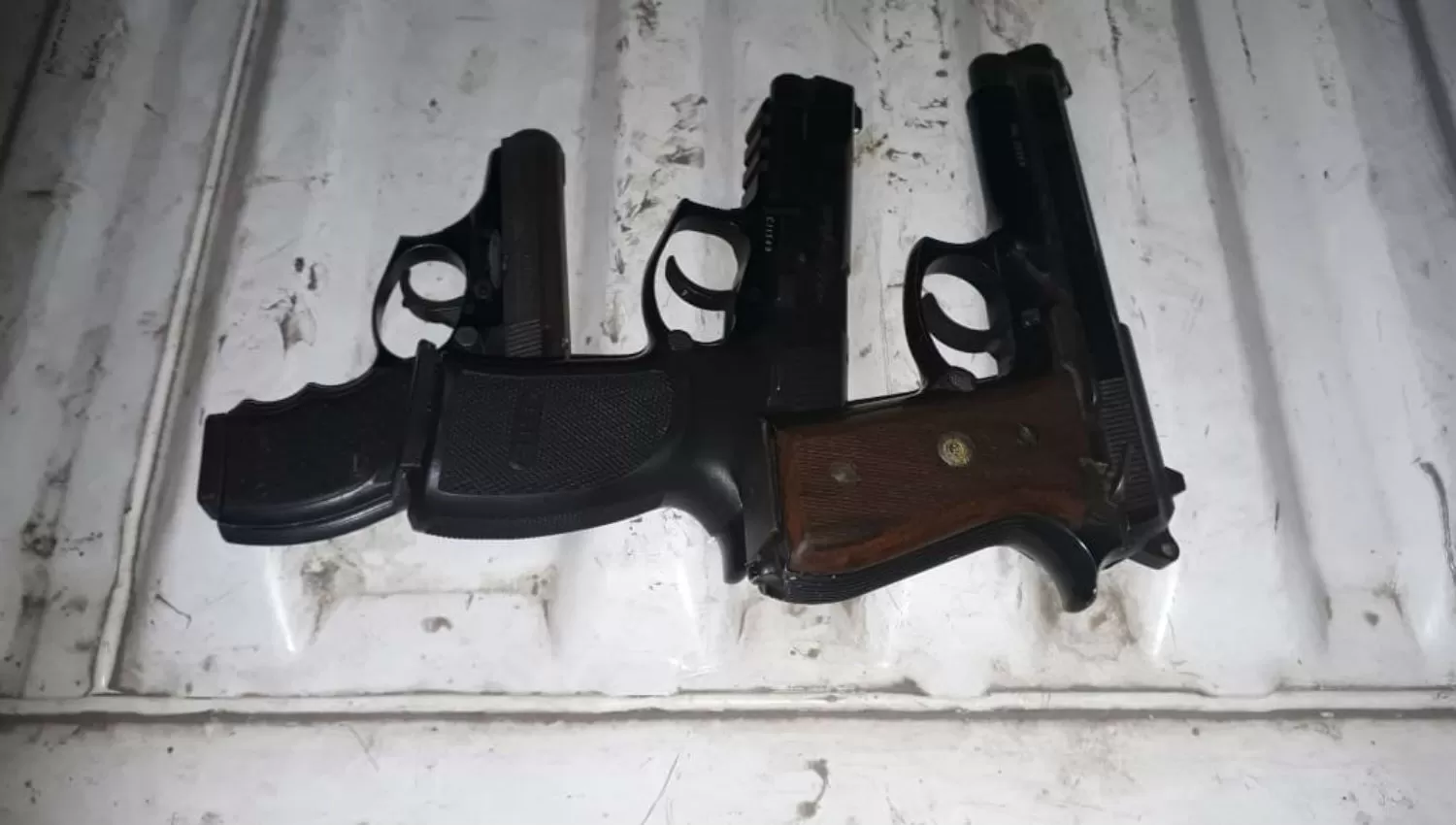 LAS ARMAS. Las tres pistolas quedaron secuestradas. FOTO/POLICÍA DE TUCUMÁN