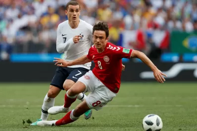 Francia y Dinamarca jugaron a empatar y clasificar a octavos