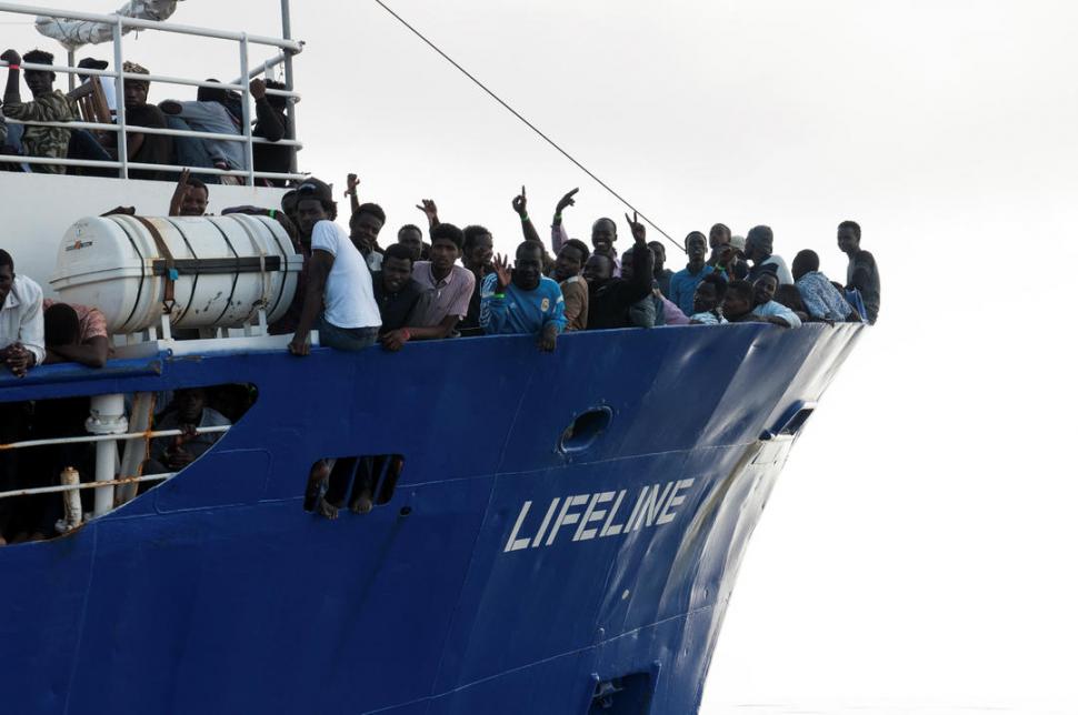 HACINADOS. La cantidad de personas que viajan en el “Lifeline” quintuplica la capacidad de la embarcación. Reuters