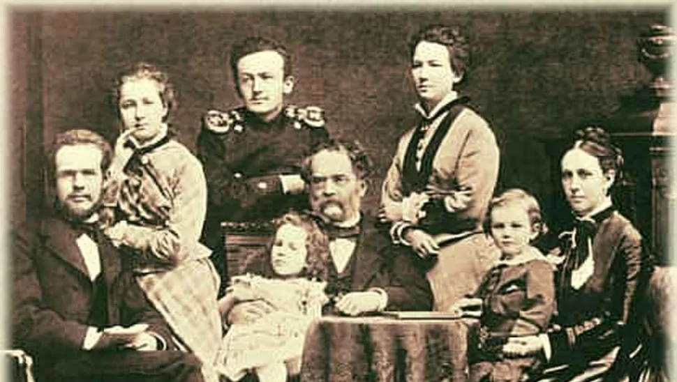 ERNEST WERNER SIEMENS. Al centro, sentado, el fundador de la famosa empresa con sus familiares. Los teléfonos Siemens se instalaron en Tucumán en 1883. 