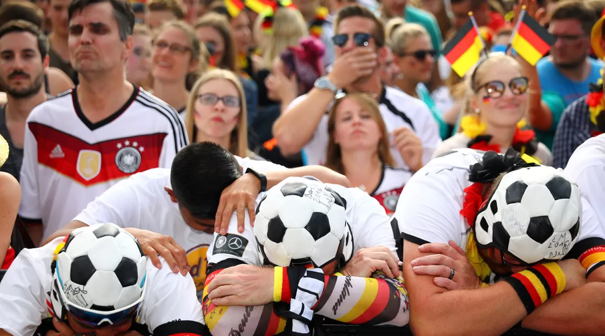 DESAZÓN. Hinchas “germanos” no tienen consuelo. Su selección perdió 2-0 ante Corea del Sur y se despidió del torneo. reuters