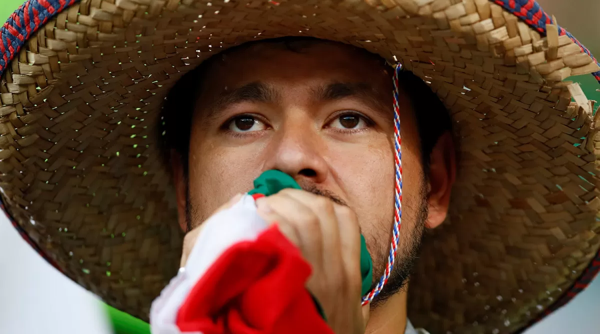 Los hinchas mexicanos sufrieron en las tribunas. REUTERS