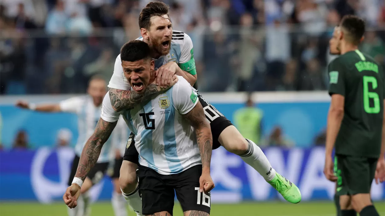 OTRA VEZ. Messi había hecho su último gol en Mundiales ante Nigeria, en Brasil. Ese día, también anotó Rojo, que festeja. REUTERS
