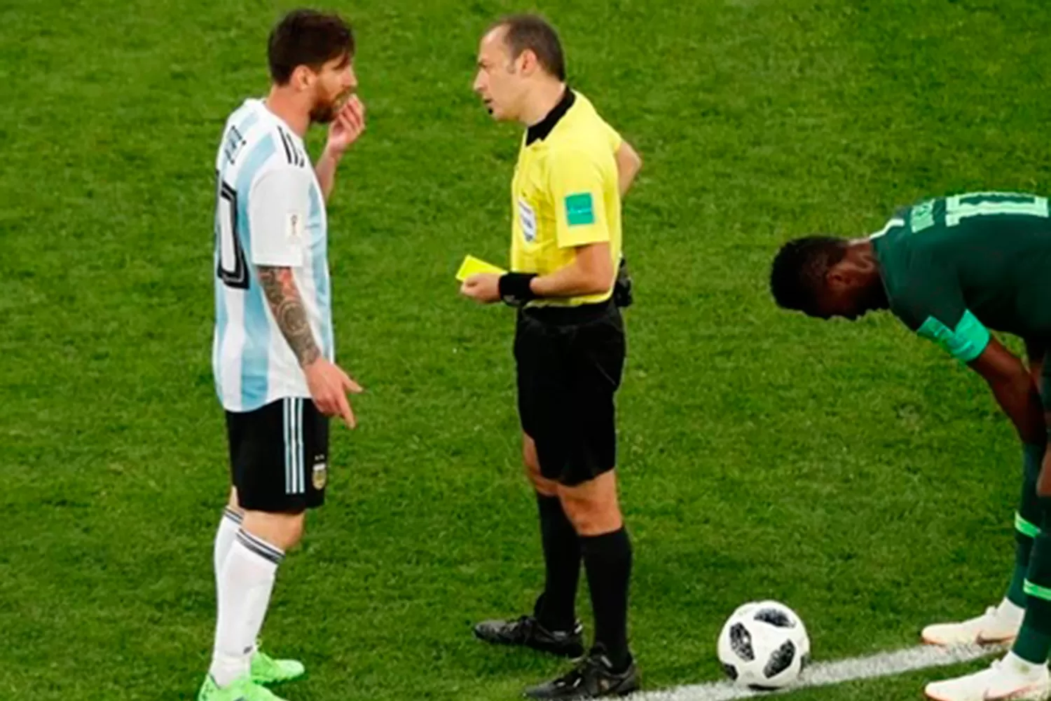 A CUIDARSE. Messi es uno de los amonestados que tiene la Selección Argentina. (FOTO INFOBAE)
