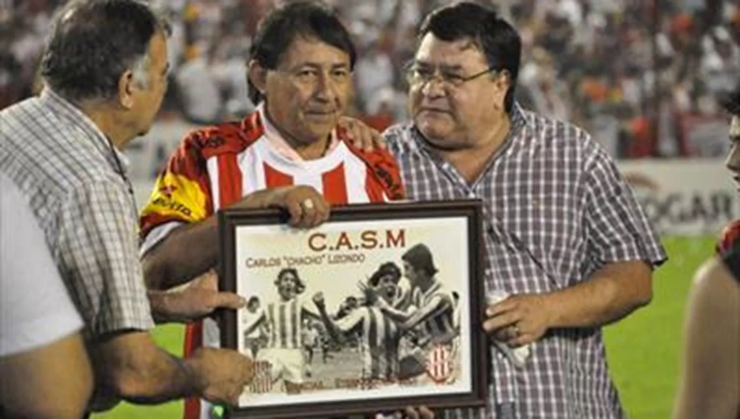El año pasado, la directiva de San Martín homenajeó a Chacho Lizondo.
FOTO GENTILEZA DE CARLOS SÁNCHEZ.