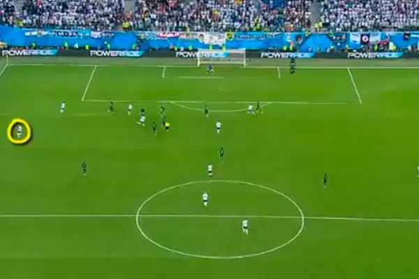 Desde arriba: una cámara muestra cómo llegó Rojo al agónico gol de Nigeria