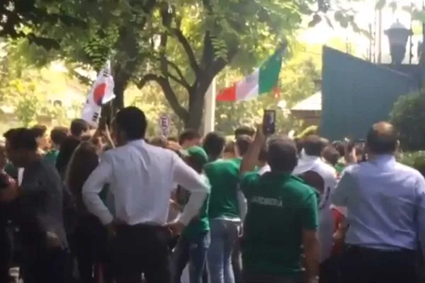 Mexicanos coparon la embajada coreana y agradecieron la ayuda para pasar a octavos