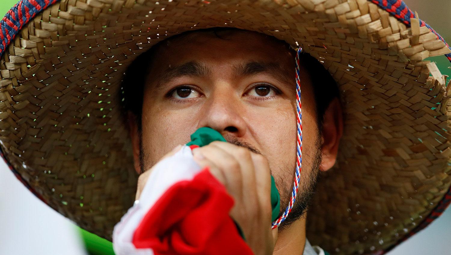 Los hinchas mexicanos sufrieron en las tribunas. REUTERS